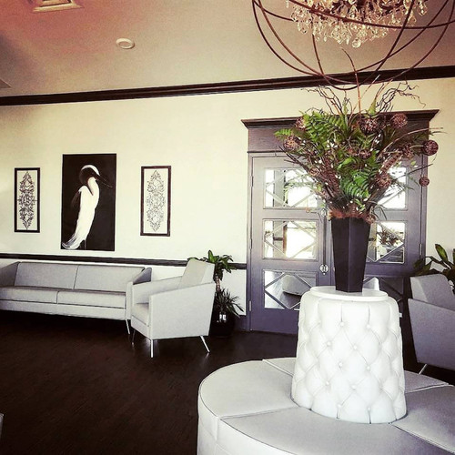 Celebrity Furnishings - White Leather Round Couch - Luxury Seating for Office Lobby, Spa, Beauty Salon - Elegant & Comfortable Modern Furniture - Chic & Inviting Lounge Solution